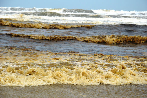 Nước biển gần khu kinh tế Dung Quất đen, nổi bọt vàng bất thường